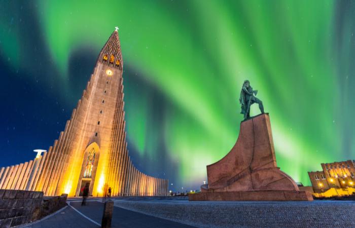 aurora boreal en la plaza de la catedral de Hallgrímskirkja catedral de Hallgrímskirkja aurora boreal