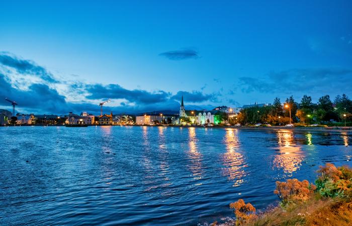 No te pierdas las hermosas vistas del lago Tjörnin reikiavik con niños lago tjornin