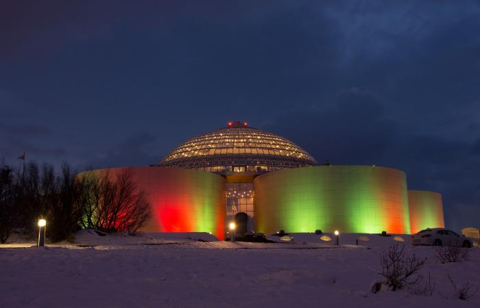 No te pierdas las auroras boreales del planetario del museo Perlan Perlan edificio reikiavik