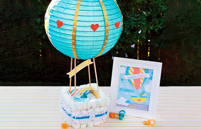 baby-shower-con-tarta-de-panales-como-globo Baby shower con tarta de pañales como globo
