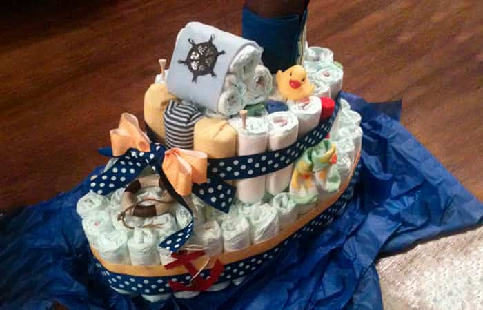 baby-shower-con-tarta-de-panales-como-un-barco Baby shower con tarta de pañales como barco