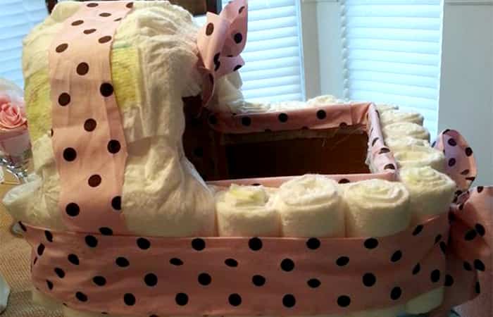 baby-shower-con-tarta-de-panales-con-forma-de-carrito Baby shower con tarta de pañales con forma de carrito