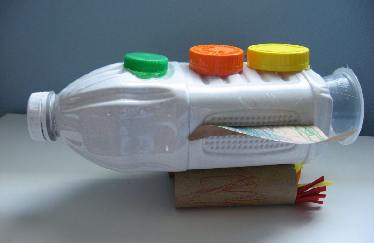 manualidad sencilla de cohete hecho con materiales reciclados Cohete espacial hecho con una botella grande
