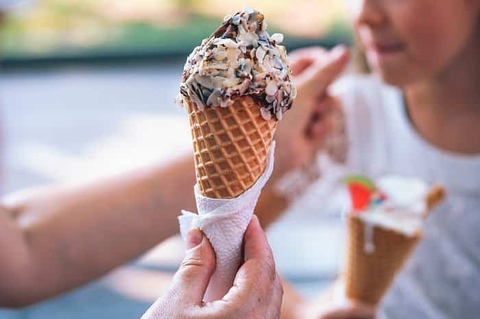 niño comiendo un helado