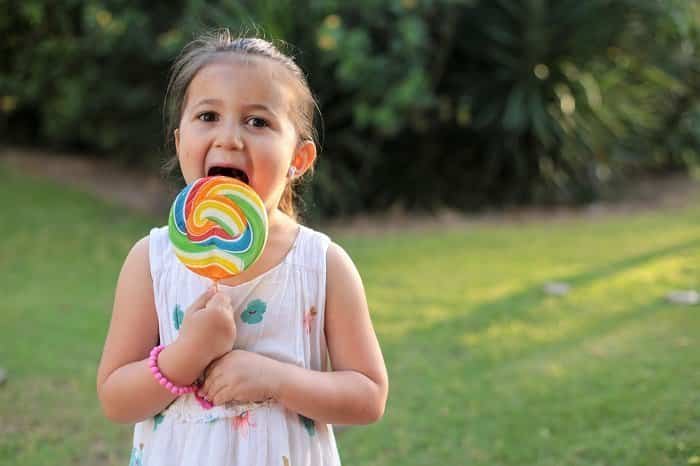 niña comiendo dulces
