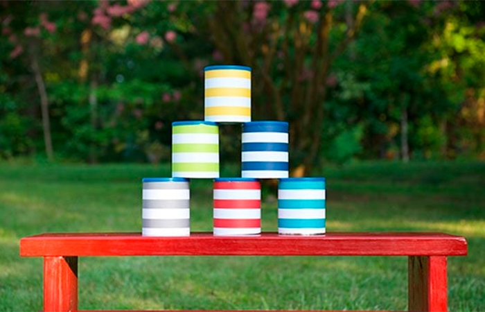 Torre hecha con latas de colores para jugar Derribar la torre