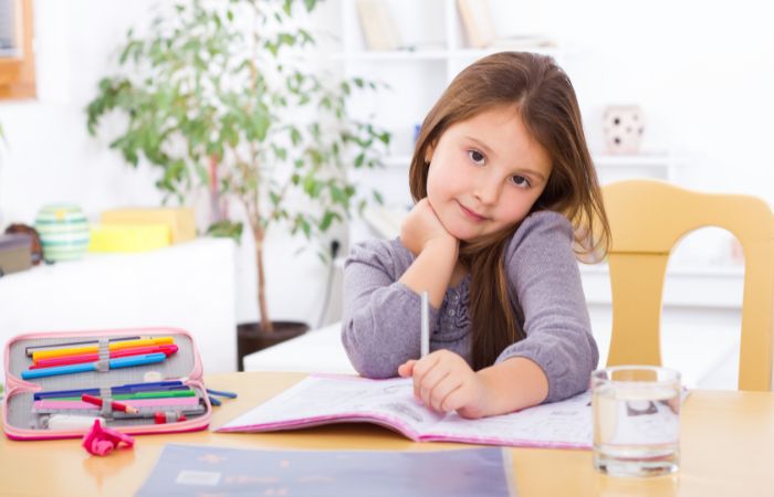 habilita una zona de trabajo para tu hija o hijo en el salón espacio de estudio en el salón