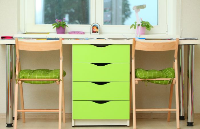 cajoneras en la mesa de estudio Cajoneras y estanterías, todo en orden