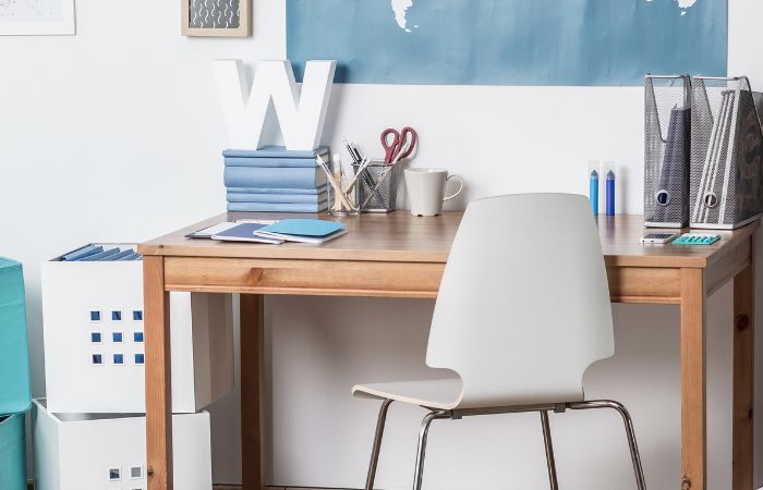 zona de trabajo para estudiantes organizada y libre de distracciones Espacio de estudio sin distracciones