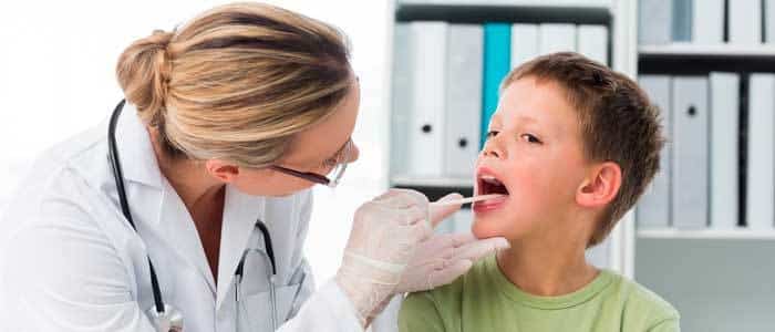 Niño en una consulta médica