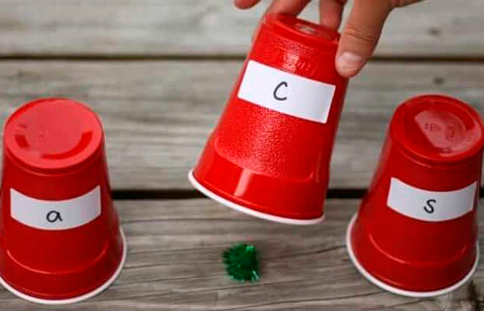 juego de vasos para aprender las letras Juegos para aprender las letras: con vasos