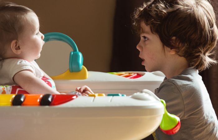 Relación entre el bebé y hijo mayor Un nuevo miembro de la familia y su hermano