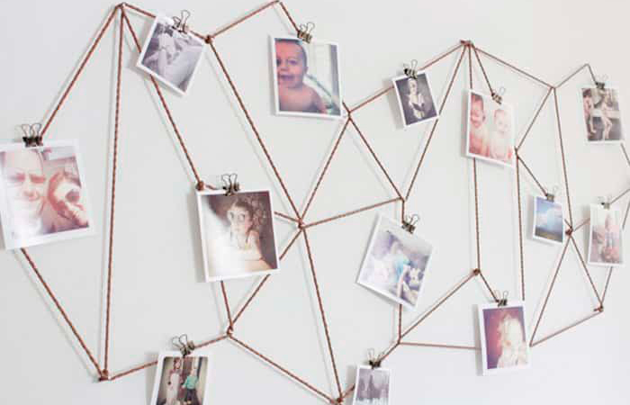 En la pared, fotos sujetas con cuerda y clips Un expositor de fotografías hecho con cuerda y clips
