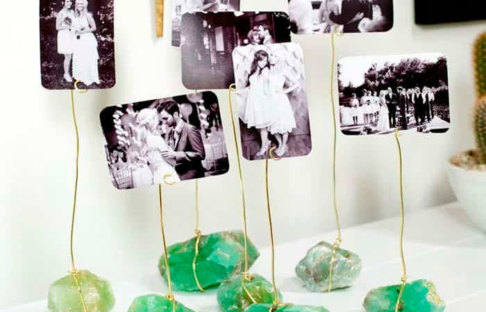 Minerales y alambre para hacer un portafotos de sobremesa Portafotos de sobremesa con minerales