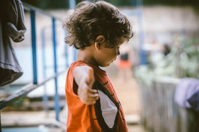 niño levantando el pulgar