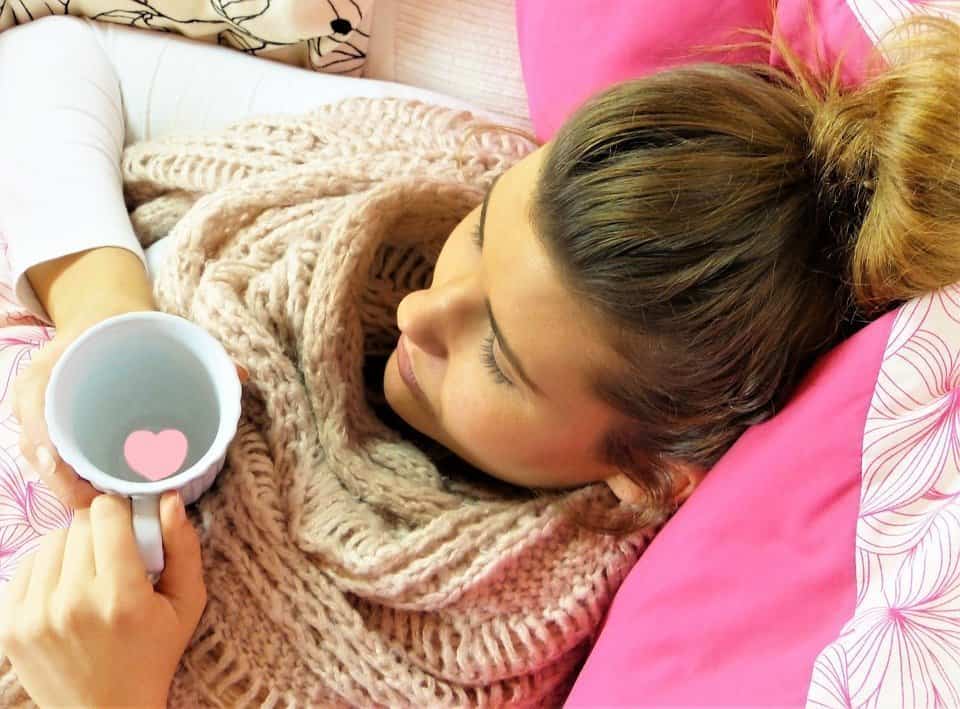 adolescente enferma con gripe