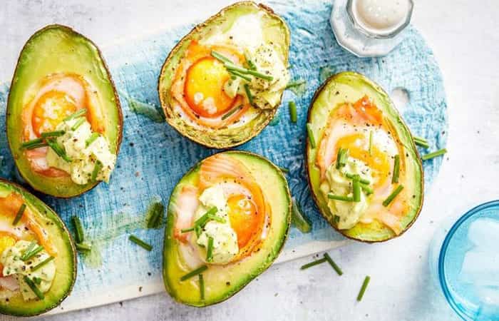 aguacates-con-salmon-y-huevo Recetas con huevo: Barquitas de aguacate, huevo y salmón