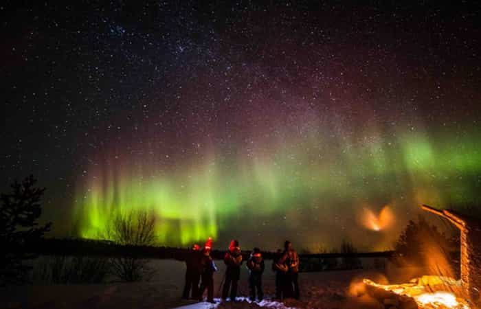 aurora boreal en laponia con niños contempla la aurora boreal en laponia con niños