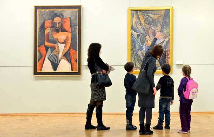 Familias en el museo Familias visitando un museo