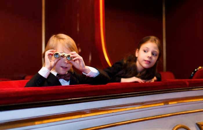 Niños en la ópera Niños disfrutando de la ópera