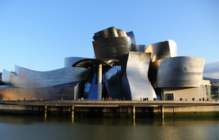 El Museo Guggenheim es uno de los edificios más representativos de Bilbao Bilbao: museo Museo Guggenheim, turismo cultural