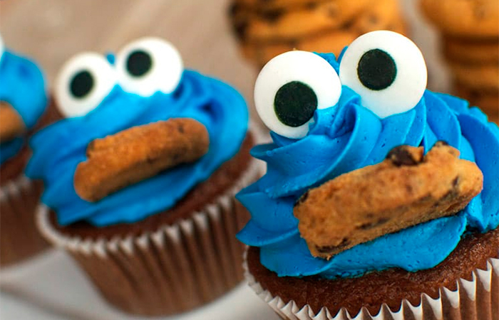 Cupcakes con crema azul Cupcakes decoradas del monstruo de las galletas