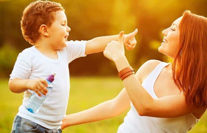 Madre e hijo jugando