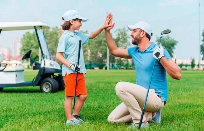 Familia jugando al golf Familia jugando al golf