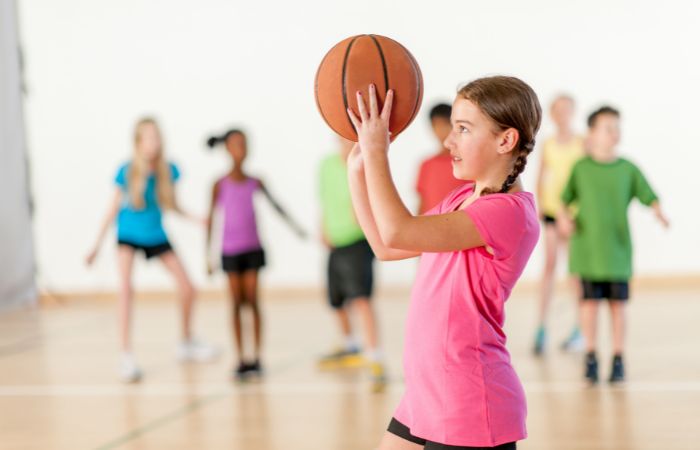 niños y niñas jugando juntos al baloncesto Juegos en igualdad: baloncesto