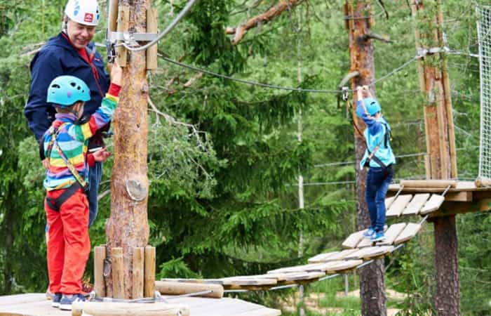 Laponia con niños aventuras en árboles Deportes para disfrutar laponia con niños