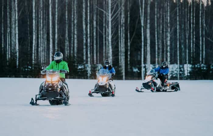 laponia con niños motos de nieve Experiencias para disfrutar de laponia con niños