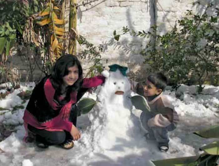 Malala y su hermano jugando con la nieve por primera vez, en Pakistán Malala y su hermano jugando con la nieve por primera vez, en Pakistán