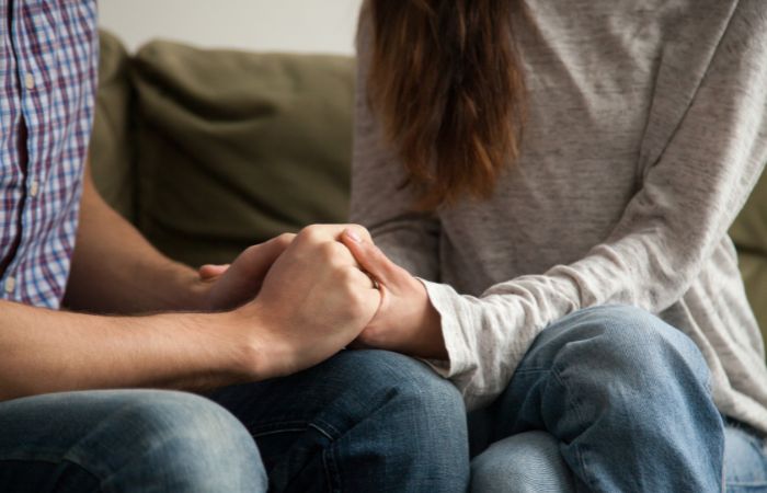 Mejorar tu relación de pareja con estos 'hacks del amor': cogerse de lasa manos Mejorar tu relación de pareja