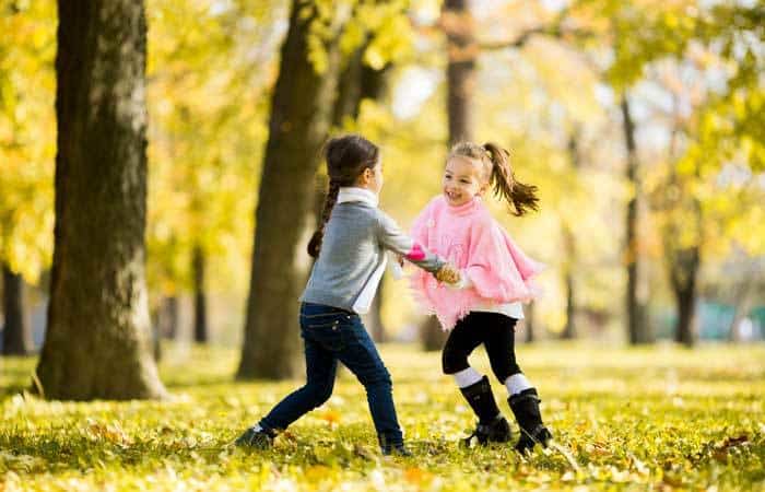 El ocio estructurado afecta el desarrollo positivo de nuestros hijos Niñas jugando en la naturaleza