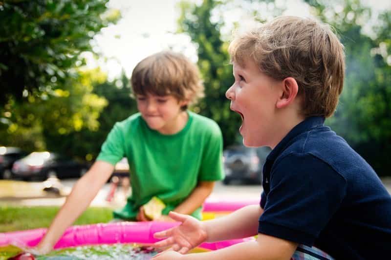 niños jugando en el jardín
