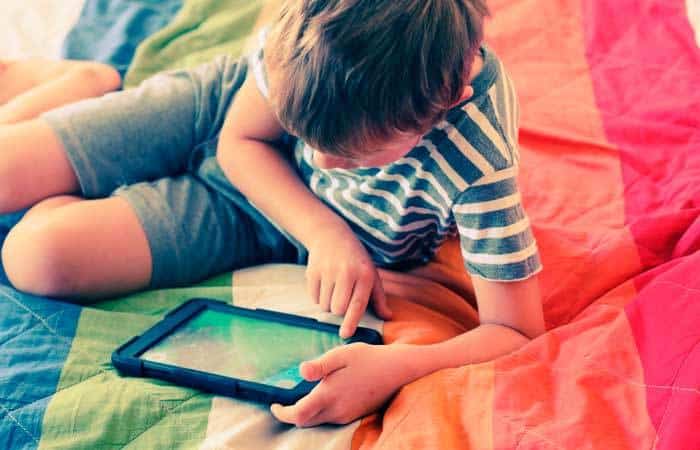 Niño con tablet Un niño juega con una tablet