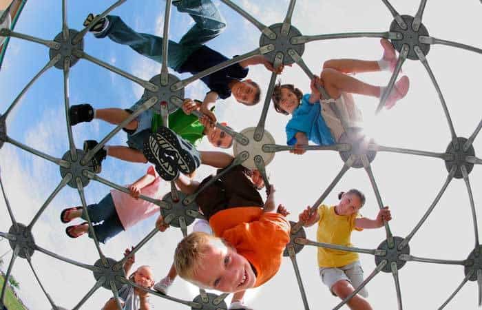 Niños jugando en un parque