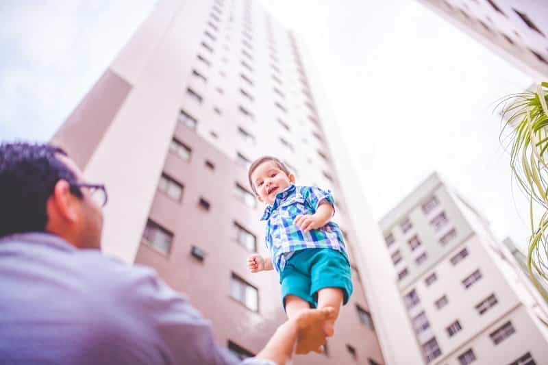 padre levantando a su hijo