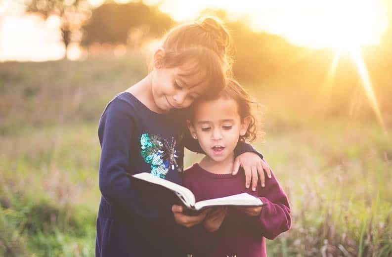 Niñas leyendo juntas