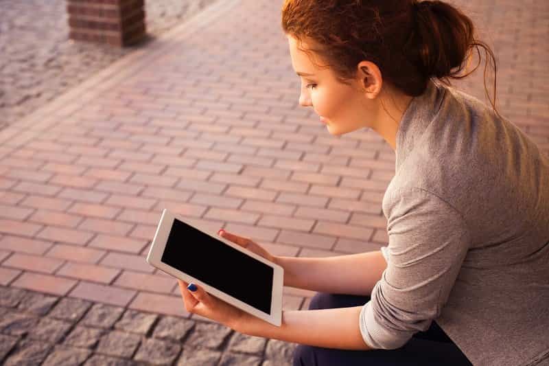 Adolescente leyendo en pantalla