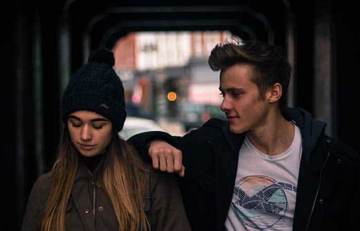 Pareja de adolescentes paseando por la calle
