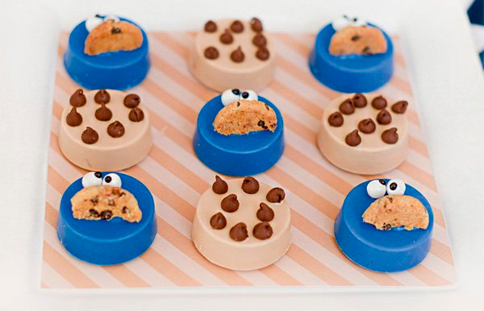 pastelitos de oreo cubiertas de azul y de cookie Pastelitos con oreo