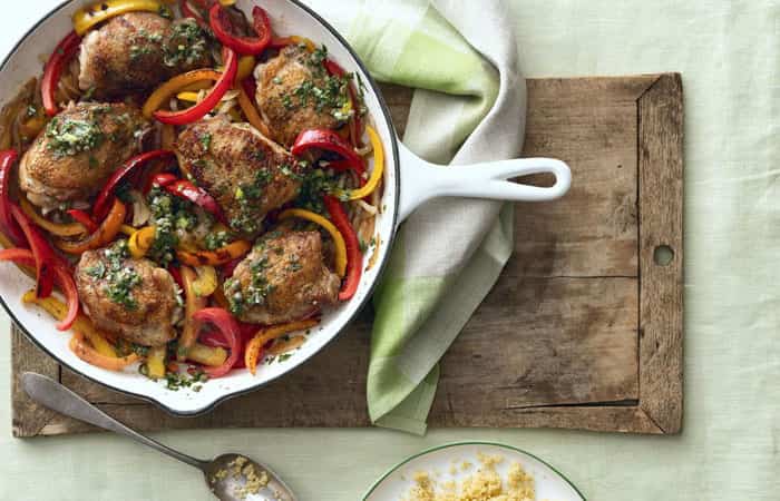 pollo-con-pimientos Recetas fáciles de pollo: Contramuslos crujientes con pimientos