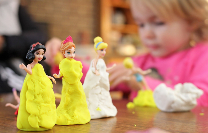 niña con muñecas de princesas disney juegos de igualdad: princesas disney con trajes de plastilina