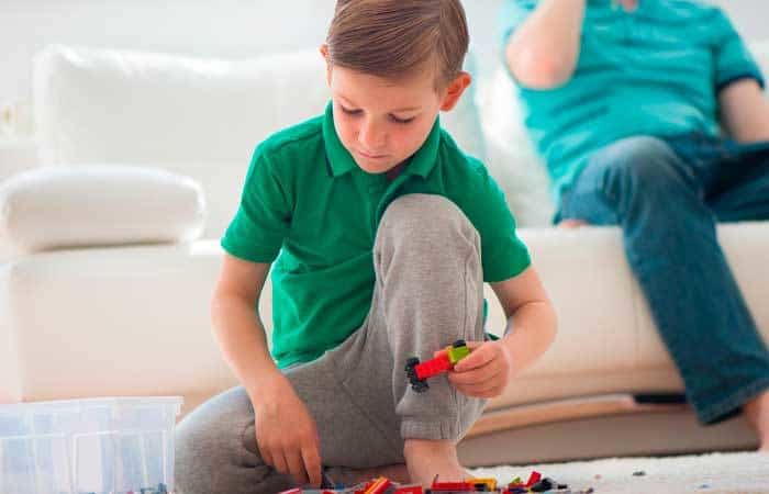niño jugando con bloques de construcción ¿Qué son los juguetes STEAM? Ciencia y diversión 1