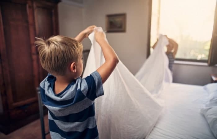 niños haciendo la cama juegos de igualdad: reparto de tareas
