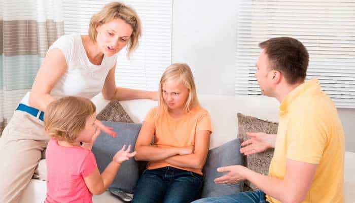 Familia discutiendo