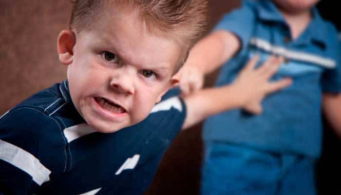 Niños peleando