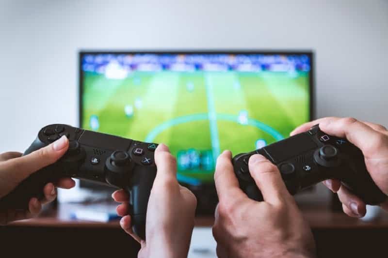 padre e hijo jugando con videojuegos en pantalla