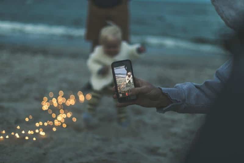 padre y niño con un móvil